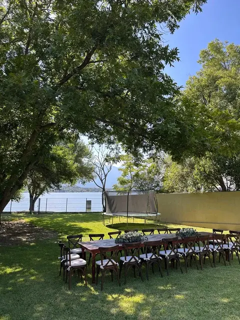 Montaje de evento social al aire libre junto al lago en Finca Los Lagos, Santiago