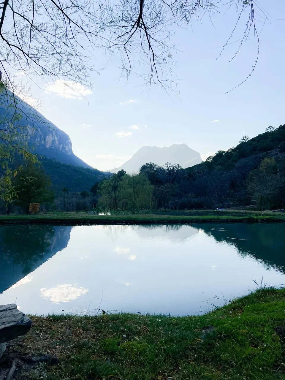 Lago entre la sierra en Santiago, Nuevo León