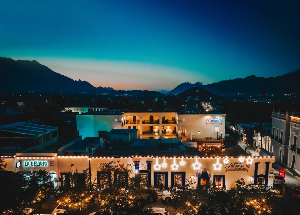Las Palomas de Santiago iluminado a la hora azul, con la Sierra Madre al fondo