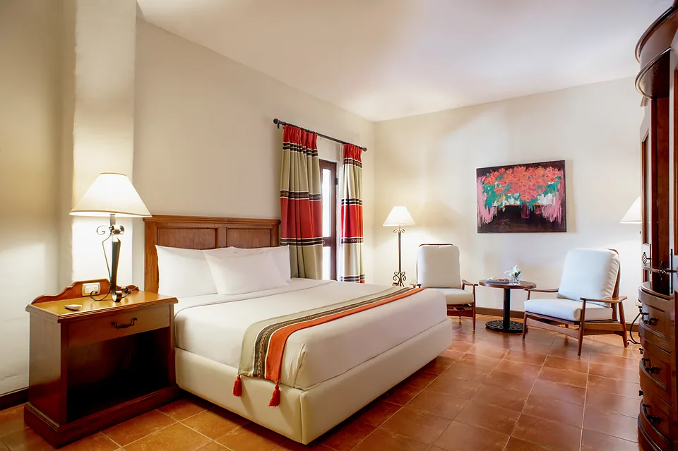 Habitación con cama King y sala de estar de Las Palomas de Santiago
